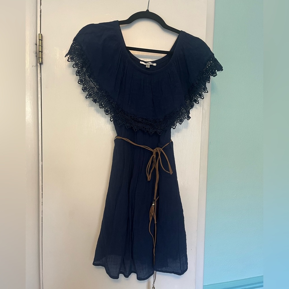 Papaya dress. Beautiful lace collar. Navy. Lined.